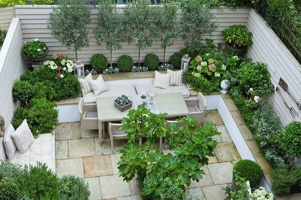 Thiết kế sân vườn: Một không gian sân vườn xanh mướt và được thiết kế hài hoà sẽ giúp cho bạn có một nơi để thư giãn và tận hưởng không khí trong lành sau những giờ làm việc căng thẳng. Cùng xem hình ảnh để lấy được những ý tưởng thiết kế sân vườn đẹp mắt và tiện nghi nhất cho ngôi nhà của bạn.
